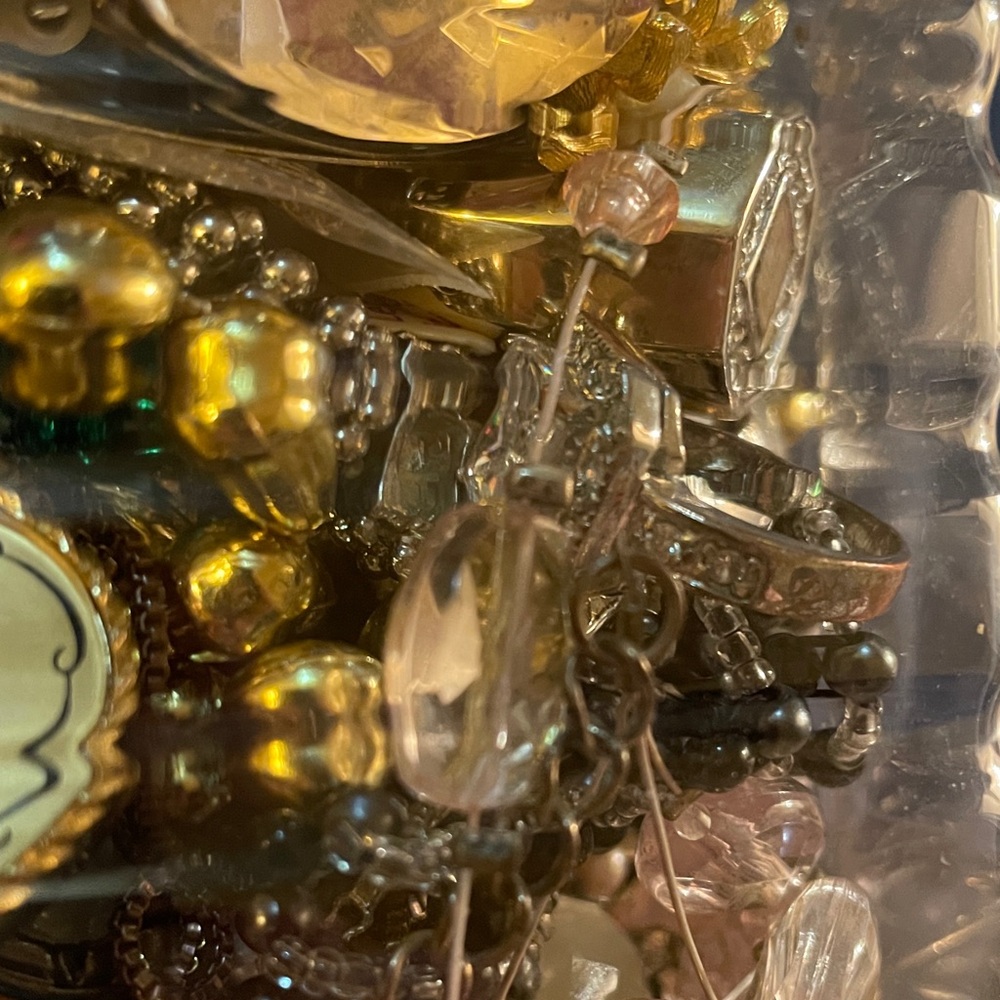 4 lb of crafting jewelry, rings, earrings, stones, gems and broken necklaces. - Picture 7 of 8